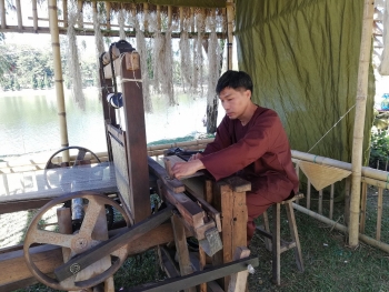 Công phu nghề dệt đũi ở làng Mẹo (Thái Bình)