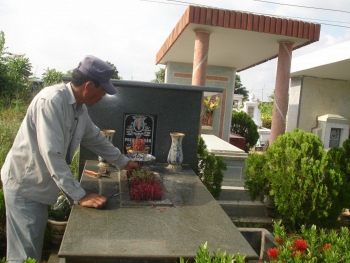 Rửa mộ thuê ngày Tết kiếm tiền triệu mỗi ngày
