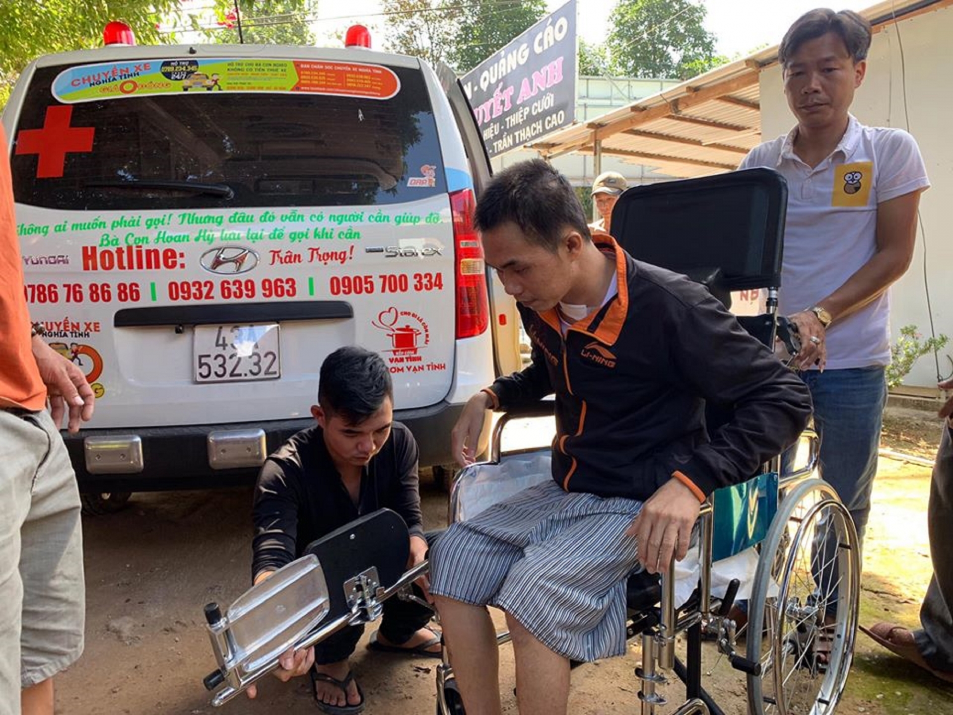 da nang chuyen xe 0 dong cua nhom ban tre cho mien phi nguoi benh ngheo ve que don tet