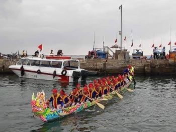 ngu dan dao toi cap tap chuan bi cho le hoi dua thuyen truyen thong