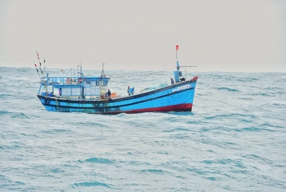 Tàu kiểm ngư hỗ trợ cấp cứu ngư dân Đà Nẵng bị nạn trên biển