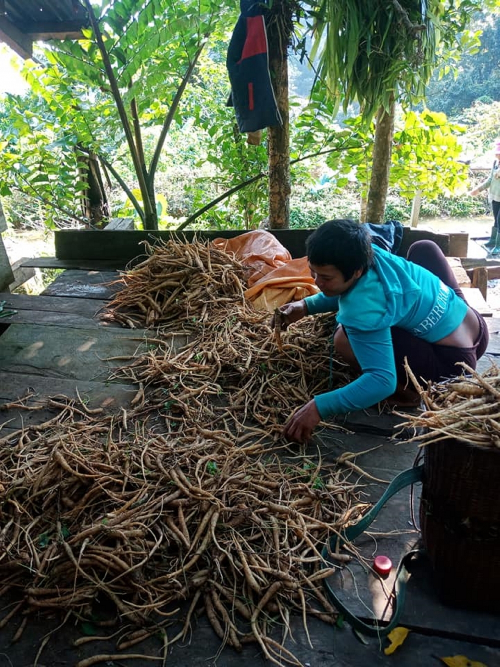 Quảng Nam: Ngôi chợ lạ ở huyện biên giới Tây Giang gi gỉ gì gi cái gì cũng bán giá 5 ngàn - Ảnh 3.