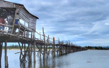 Cây cầu gỗ nối đôi bờ xứ Nẫu