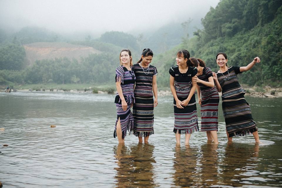Giữ màu cho nghề dệt H'rê Giữ màu cho nghề dệt H'rê