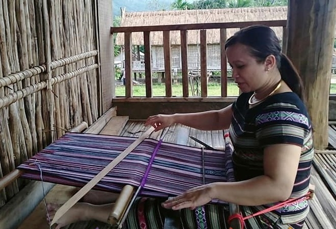 Giữ màu cho nghề dệt H'rê Giữ màu cho nghề dệt H'rê