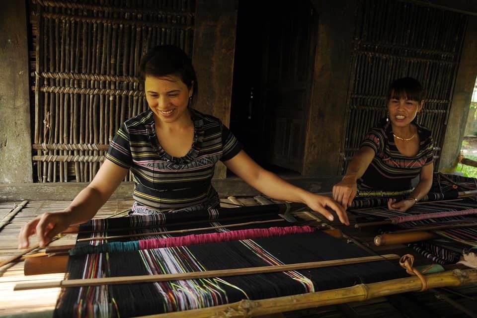 Giữ màu cho nghề dệt H'rê Giữ màu cho nghề dệt H'rê