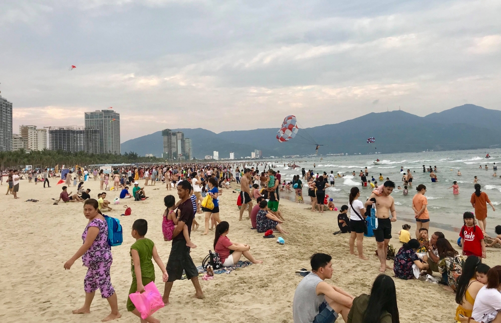 Bãi biển Đà Nẵng đông nghịt du khách ngày nắng