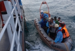 Cứu nạn thành công 13 ngư dân Bình Định bị chìm tàu về Đà Nẵng