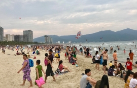 Nắng nóng, hàng ngàn người dân Đà Nẵng ra biển giải nhiệt