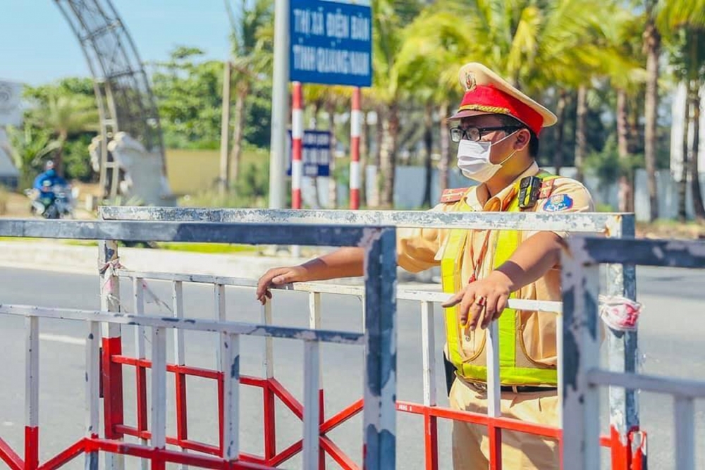 Đội nắng bám chốt kiểm dịch ở cửa ô Đà Nẵng
