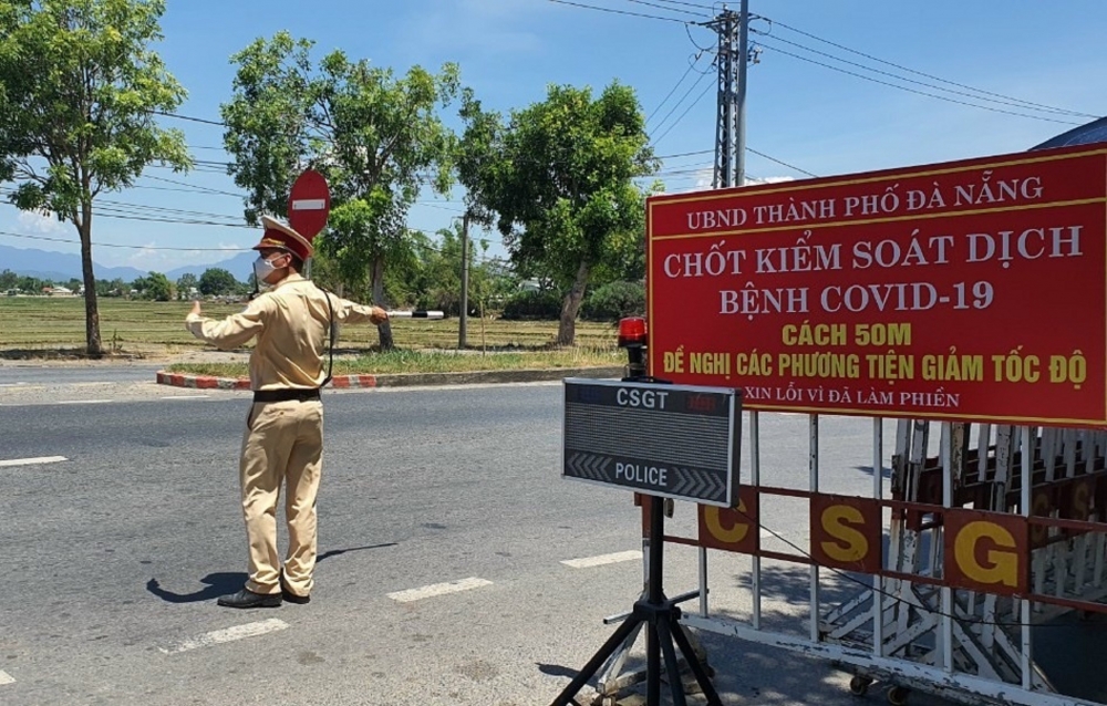 Đội nắng bám chốt kiểm dịch ở cửa ô Đà Nẵng