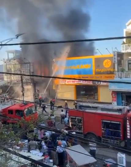 Phú Yên: Cháy lớn tại cửa hàng điện máy lúc sáng sớm