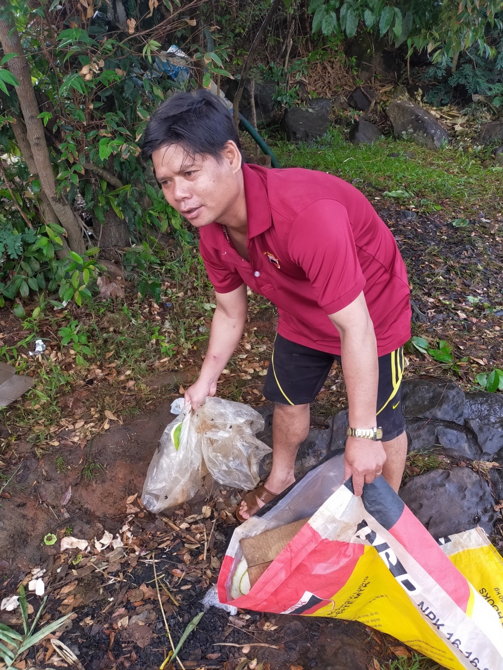 Suối Đá Đĩa ở Gia Lai ngập rác vì ý thức kém của du khách