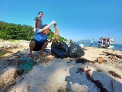 Người  đàn ông 10 năm nhặt rác ở đáy biển Đà Nẵng
