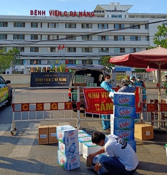 da nang trao hon 100000 khau trang va nhu yeu pham cho 3 benh vien bi phong toa