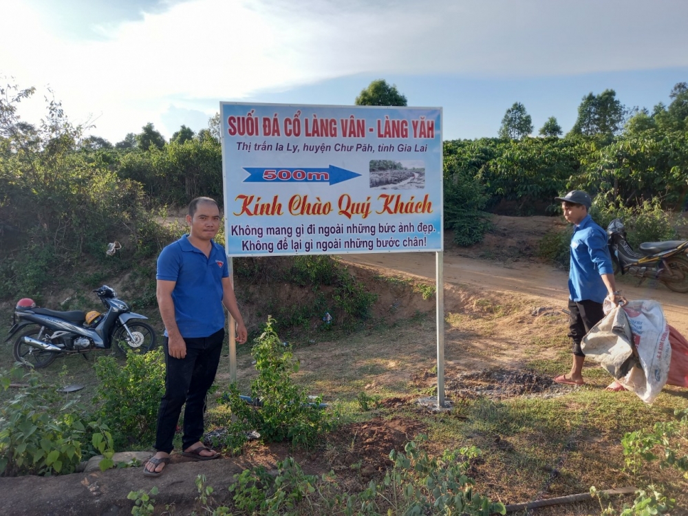 Đặt thùng rác và lắp biển cảnh báo tại khu vực Suối đá đĩa triệu năm tuổi ở Gia Lai