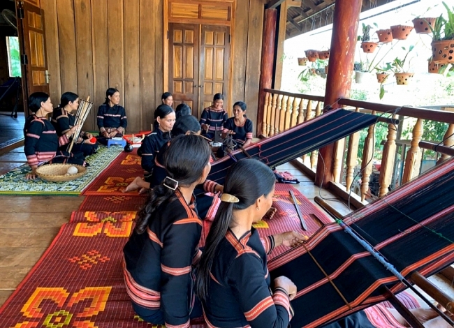 CLB thổ cẩm của chị em phụ nữ Ia Mơ Nông