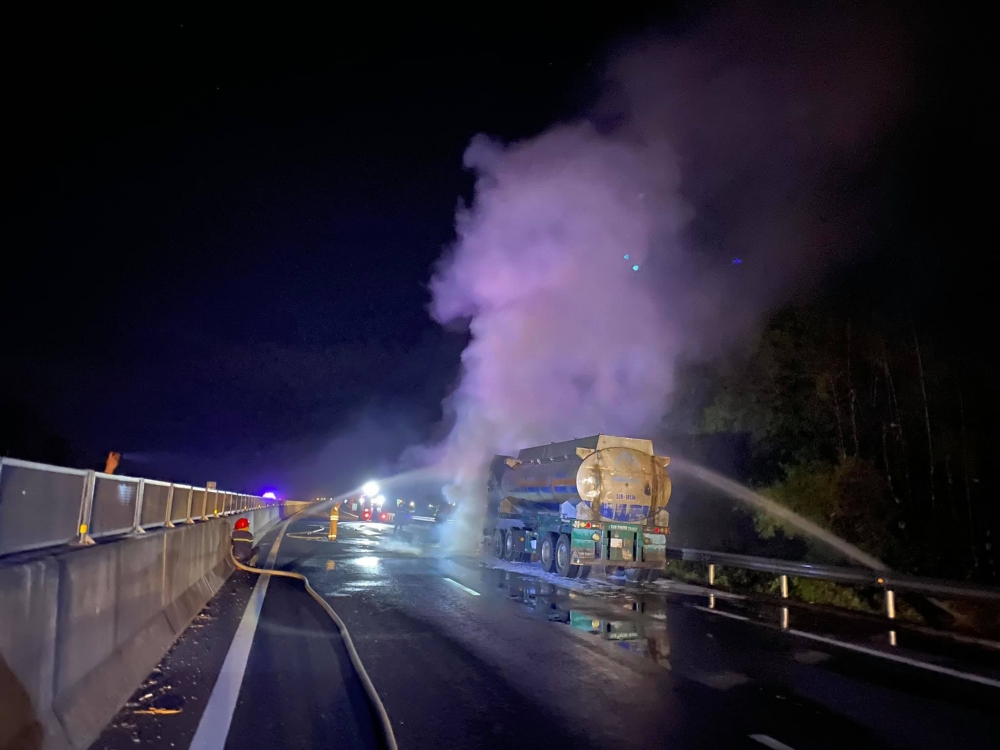 Cháy xe kéo rơ móc trên cao tốc Đà Nẵng - Quảng Ngãi