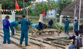 Người dân vùng núi Ba Tơ đốn tre làm giường tặng khu cách ly