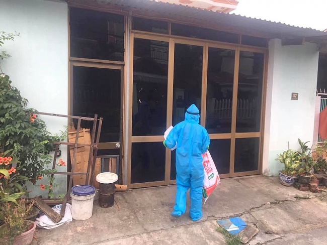 hoi an trich ngan sach mua luong thuc cho nguoi dan trong vung phong toa