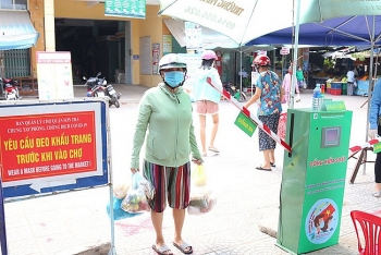 Robot tự động "đếm người-sát khuẩn Covid-19" xuất hiện ở chợ Đà Nẵng