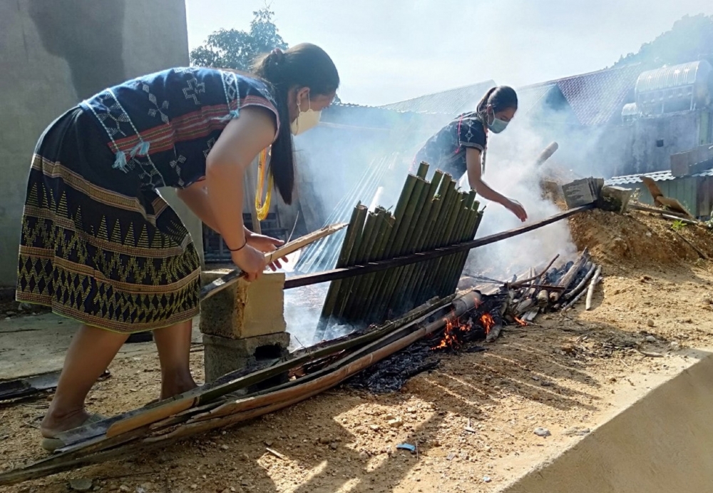 'Chống dịch' bằng cơm lam nướng