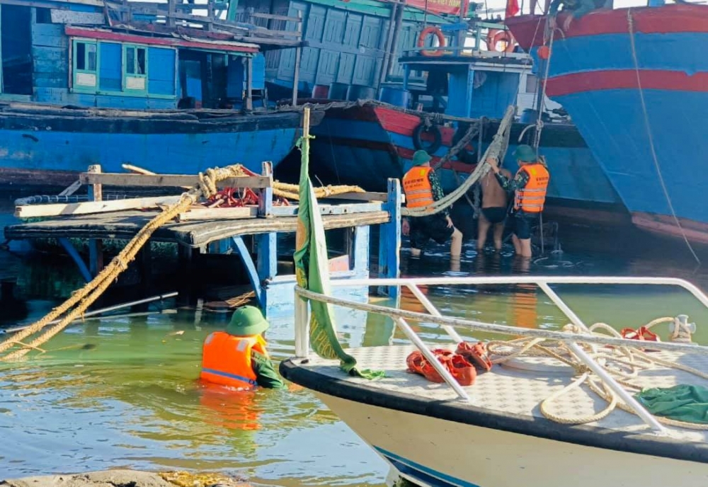 Bộ đội biên phòng Đà Nẵng điều lực lượng cứu tàu cá bị chìm của ngư dân