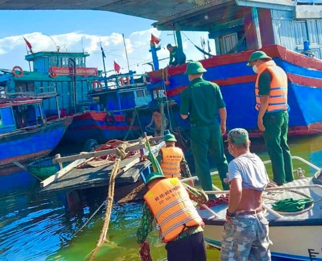 Bộ đội biên phòng Đà Nẵng điều lực lượng cứu tàu cá bị chìm của ngư dân