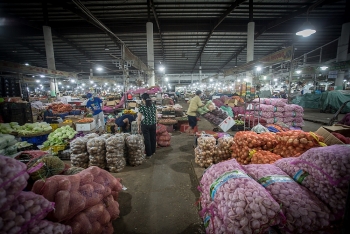 Cửa hàng ăn uống, chợ hoạt động nhộn nhịp trong ngày đầu được mở trở lại sau COVID-19 ở Đà Nẵng
