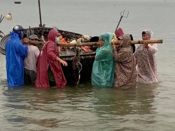 Ngư dân Đà Nẵng hối hả đội mưa kéo tàu thuyền chạy bão