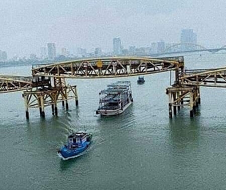 Người dân Đà Nẵng "sửng sốt" vì lần đầu tiên thấy cầu Nguyễn Văn Trỗi nâng nhịp