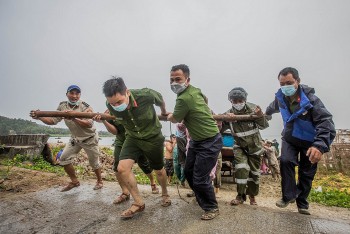 Chạy đua ứng phó bão CONSON đồng thời đảm bảo chống dịch