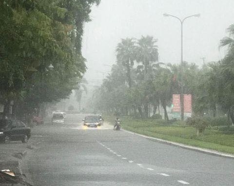 Nhiều tuyến đường ở Đà Nẵng - Quảng Nam chìm trong biển nước do mưa lớn