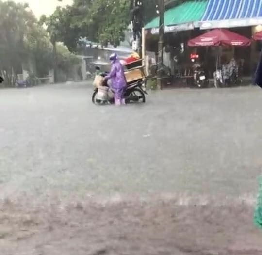 Nhiều tuyến đường ở Đà Nẵng - Quảng Nam chìm trong biển nước do mưa lớn