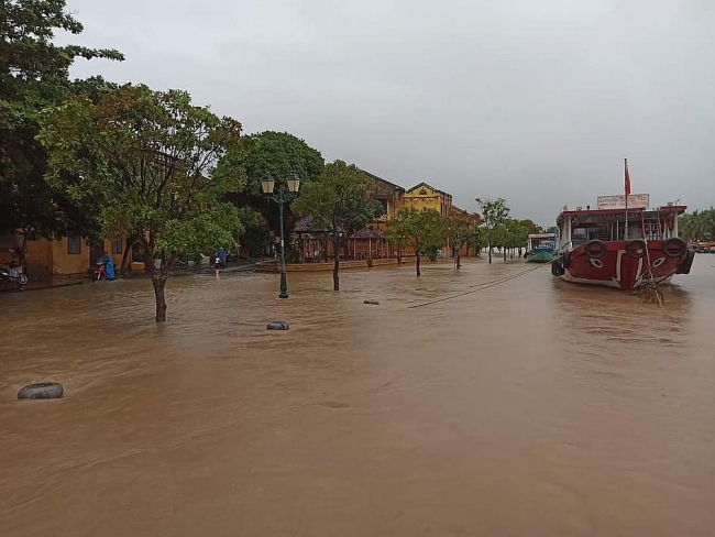 Mưa lớn liên tục, phố cổ Hội An ngập trong biển nước