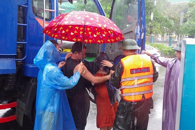 Những hình ảnh đẹp trong mưa lũ ở miền Trung