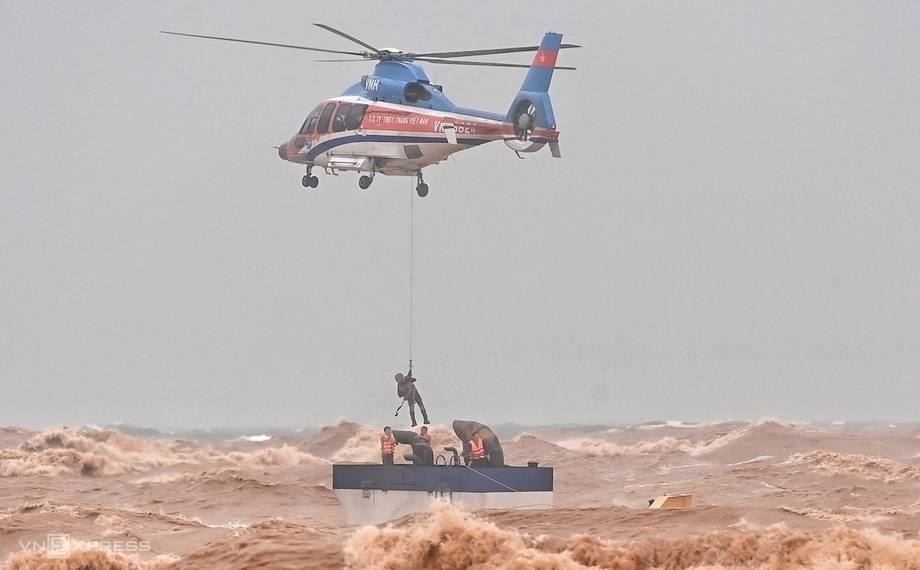 Toàn cảnh giải cứu thuyền viên trên tàu mắc cạn ở cảng Cửa Việt