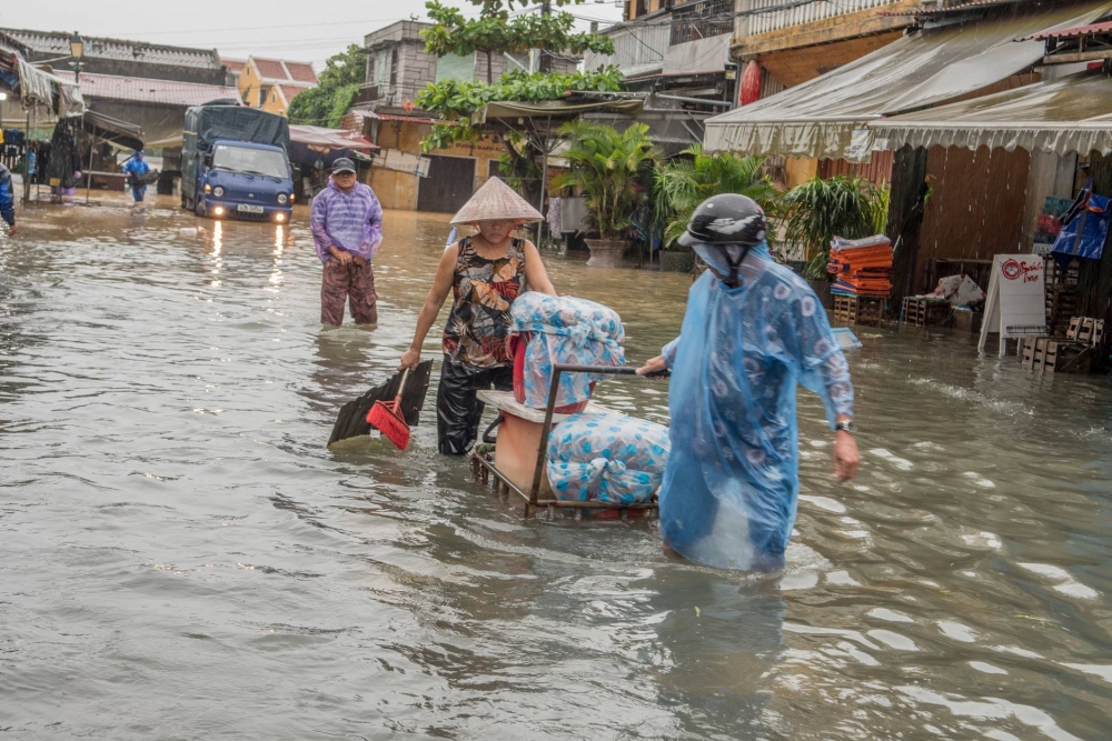 Người dân phố cổ Hội An đội mưa, lội lụt đi chợ