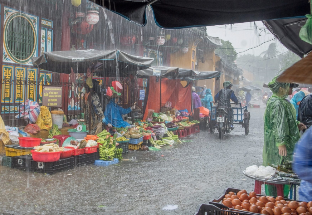 Người dân phố cổ Hội An đội mưa, lội lụt đi chợ