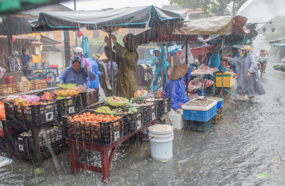 Người dân phố cổ Hội An đội mưa, lội lụt đi chợ