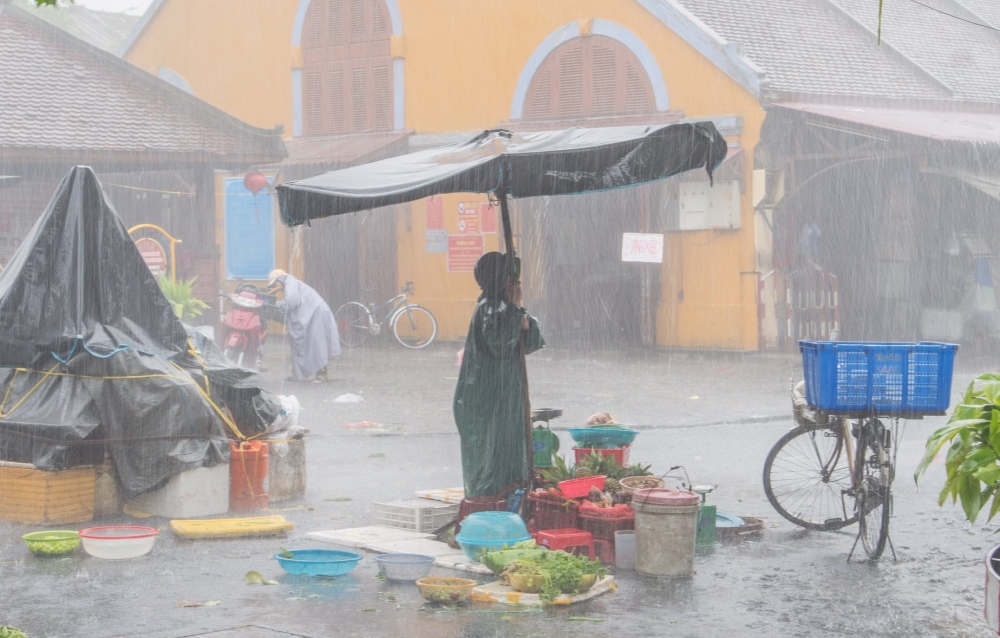 Người dân phố cổ Hội An đội mưa, lội lụt đi chợ