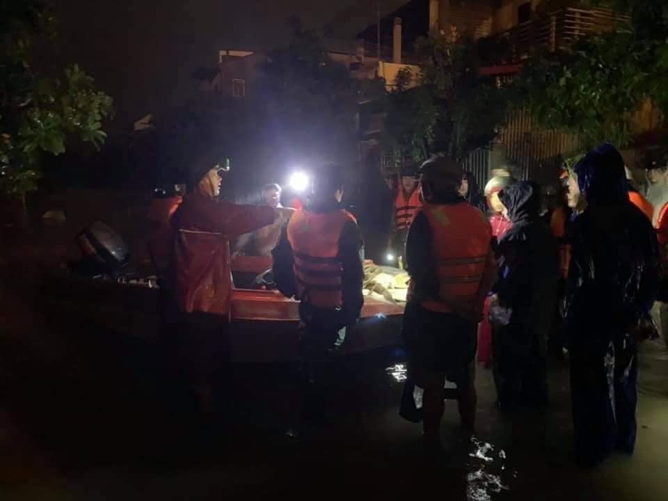 Lũ lên nhanh ở Quảng Trị, lực lượng cứu hộ căng mình xuyên đêm ứng cứu người dân