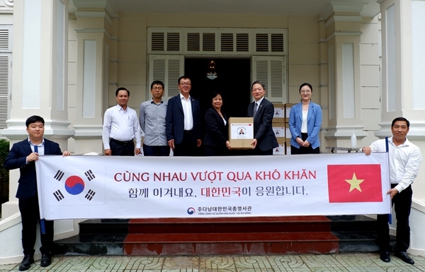 Tổng Lãnh sự quán Hàn Quốc tại Đà Nẵng trao 200 phần quà ủng hộ phòng, chống dịch Covid-19