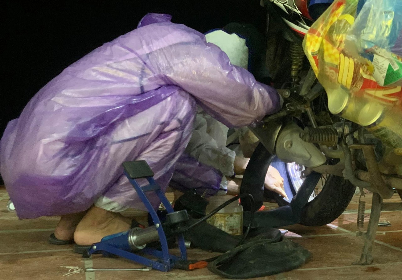 Những chàng trai SOS và hành trình xuyên đêm cứu hộ xe máy giúp người dân về quê