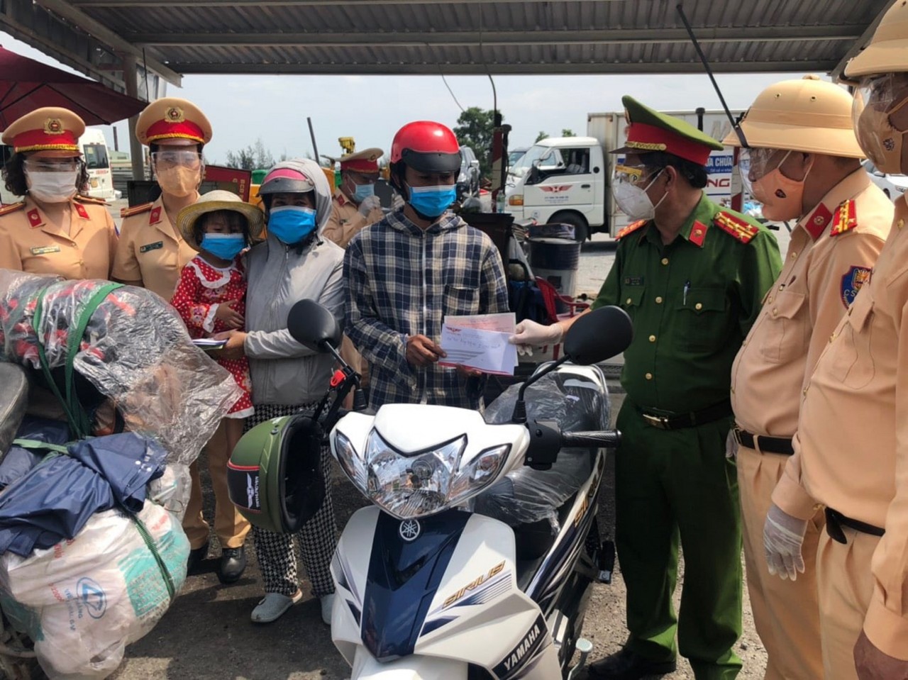 Ấm áp tình người trên hành trình hồi hương Ấm áp tình người trên hành trình hồi hương