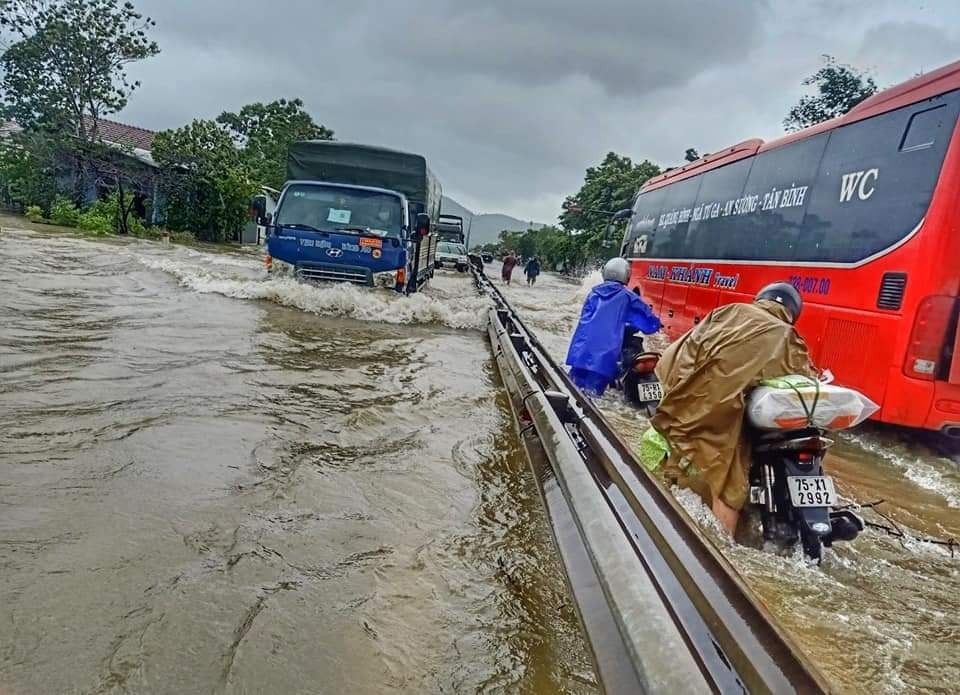 Chùm ảnh ngập lụt ở miền Trung sau mưa bão