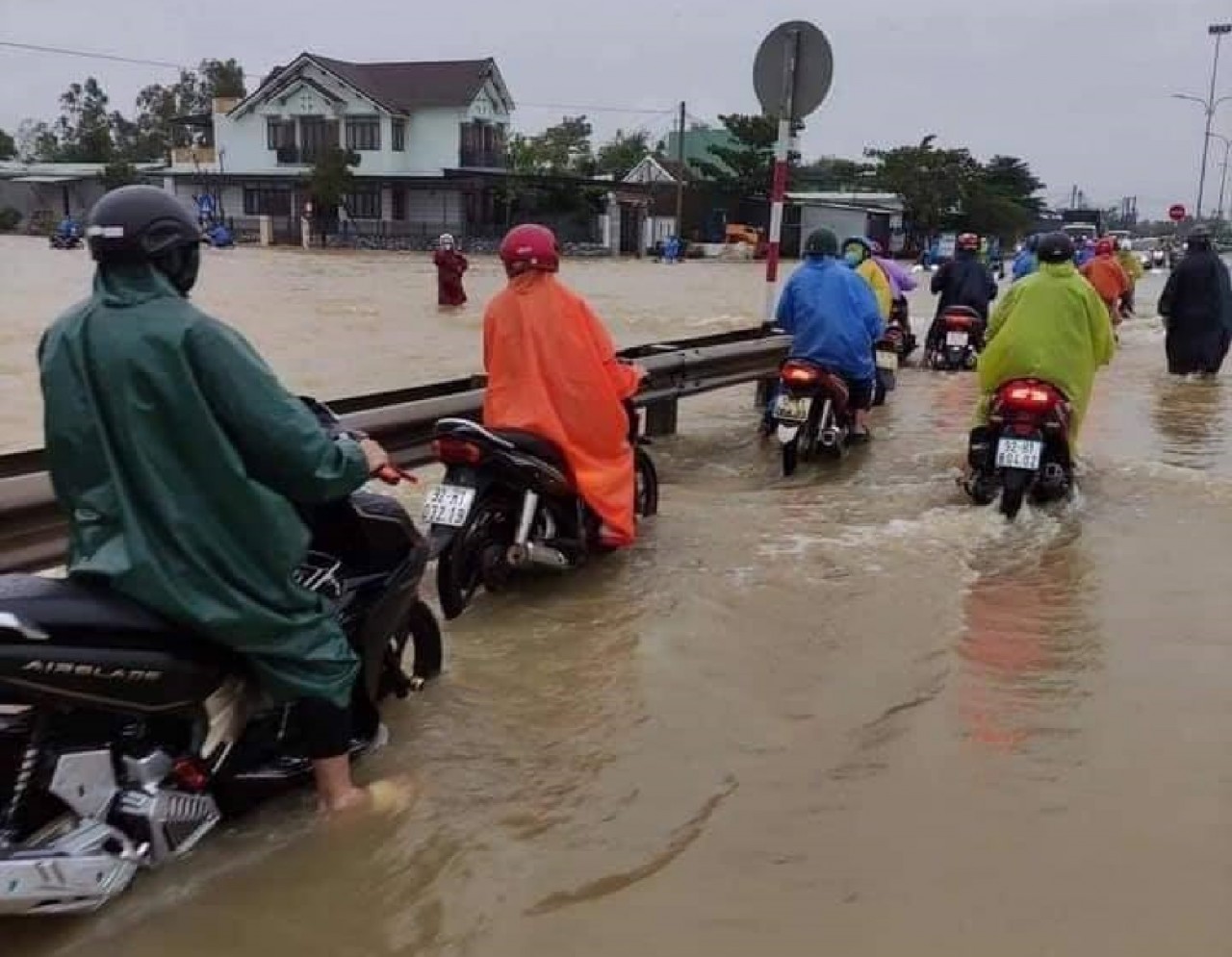 Quảng Nam mênh mông nước, người dân hối hả chạy lũ