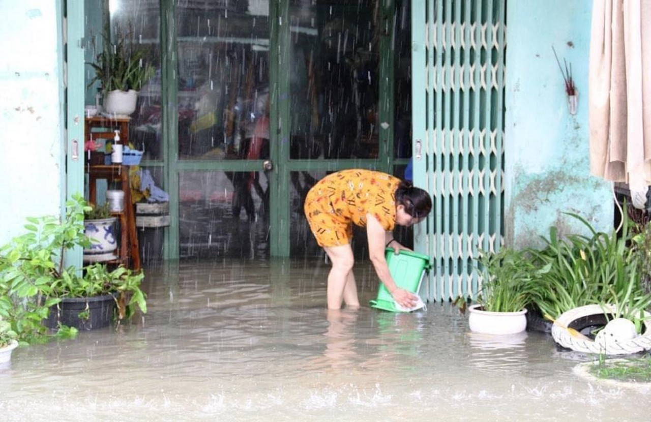 Quảng Nam mênh mông nước, người dân hối hả chạy lũ