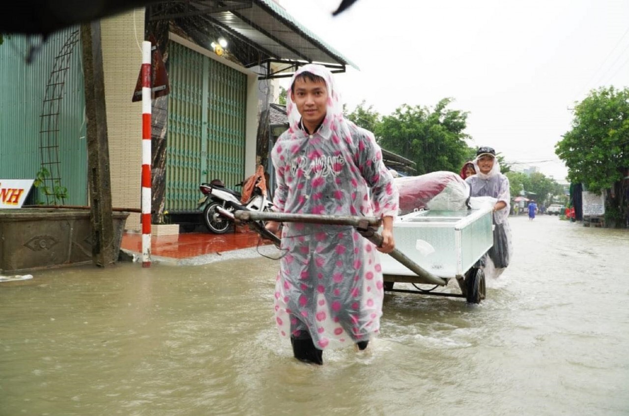 Quảng Nam mênh mông nước, người dân hối hả chạy lũ