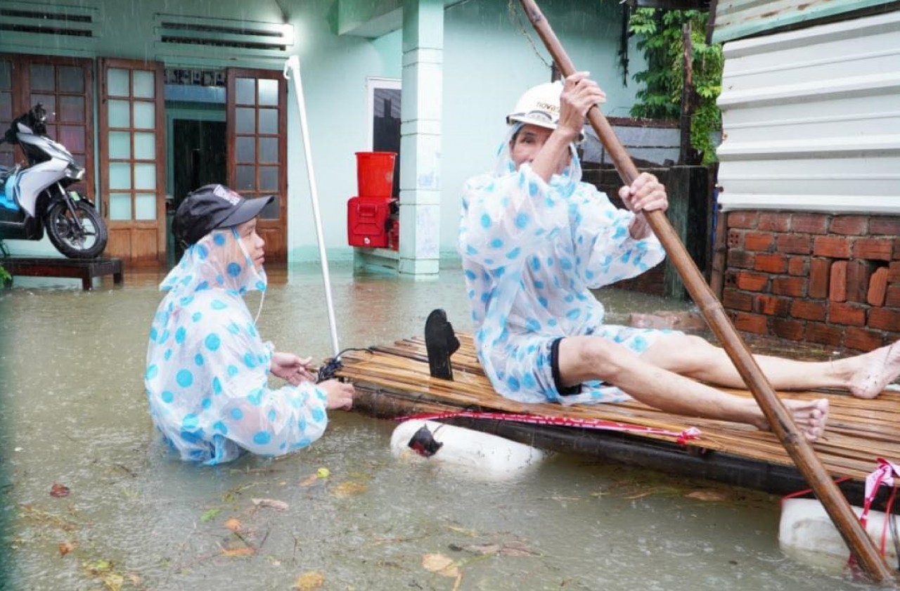 Quảng Nam mênh mông nước, người dân hối hả chạy lũ